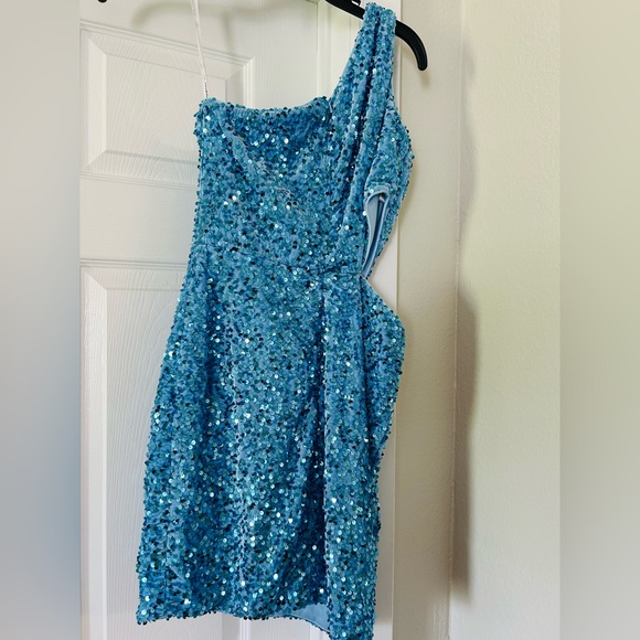 Light Blue Sequin Dress • Size 4
*Bridal Boutique* - Picture 8 of 9